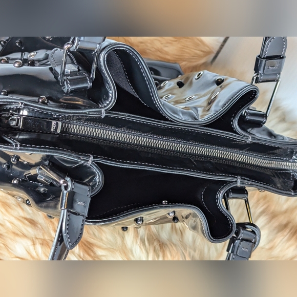 TOD'S Patent Leather Studded handbag. - Picture 7 of 12